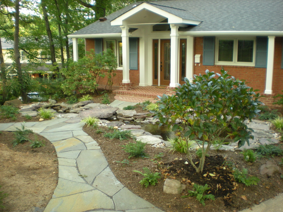 Mittelgroßer, Schattiger Stilmix Vorgarten mit Natursteinplatten und Wasserspiel in Washington, D.C.