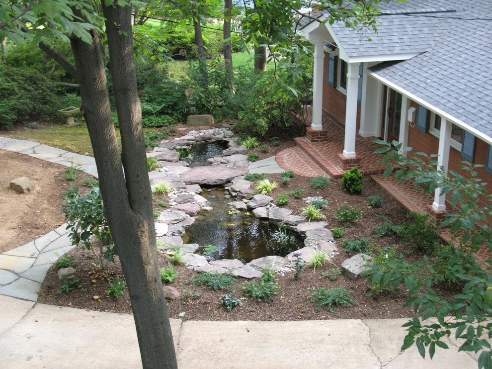 ワシントンD.C.にあるお手頃価格の中くらいなエクレクティックスタイルのおしゃれな庭 (天然石敷き、日陰) の写真