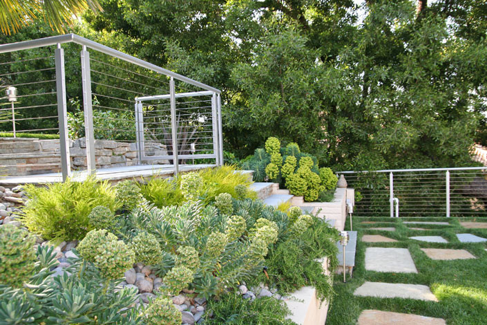 Idéer för en mellanstor modern trädgård i delvis sol på sommaren, med en trädgårdsgång och naturstensplattor