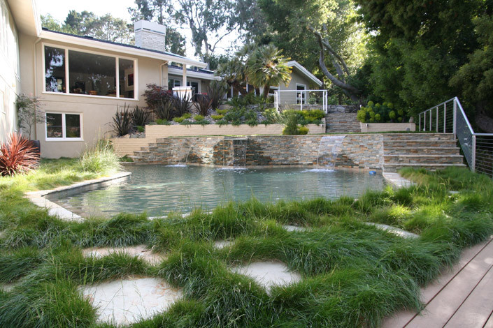 Mittelgroßer, Halbschattiger, Geometrischer Moderner Garten hinter dem Haus, im Sommer mit Wasserspiel und Natursteinplatten in San Francisco