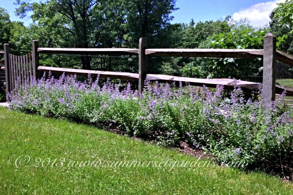 A Post And Rail Fence And Perennial Planting Traditional Landscape New York By Summerset Gardens Joe Weuste