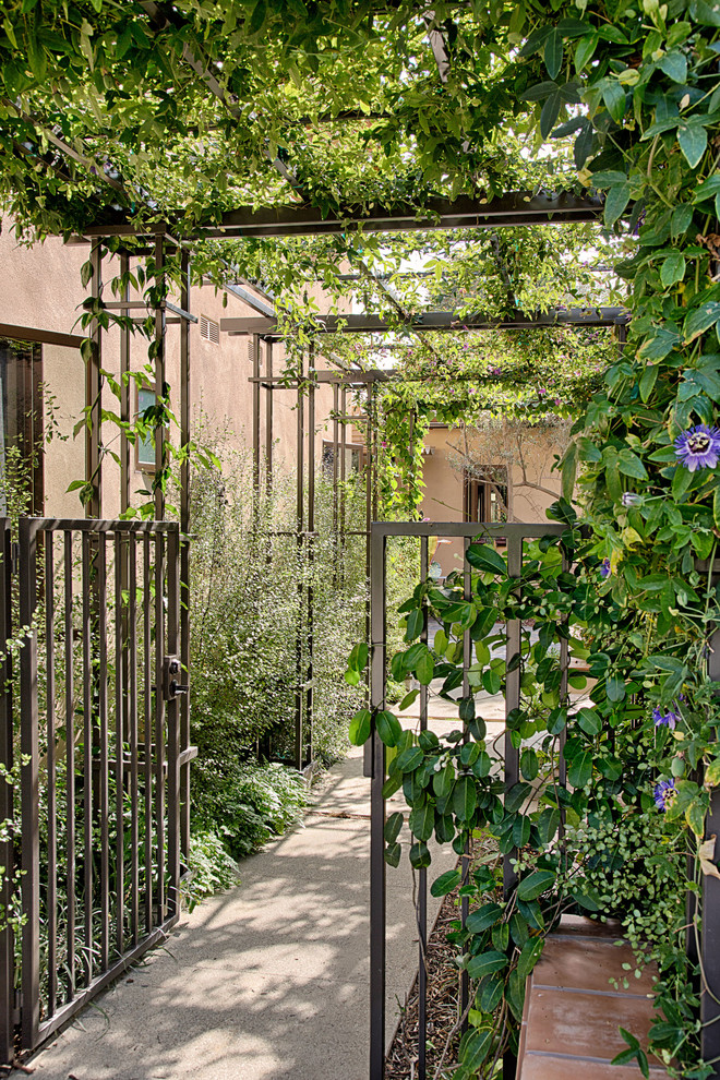 Esempio di un giardino mediterraneo esposto a mezz'ombra nel cortile laterale
