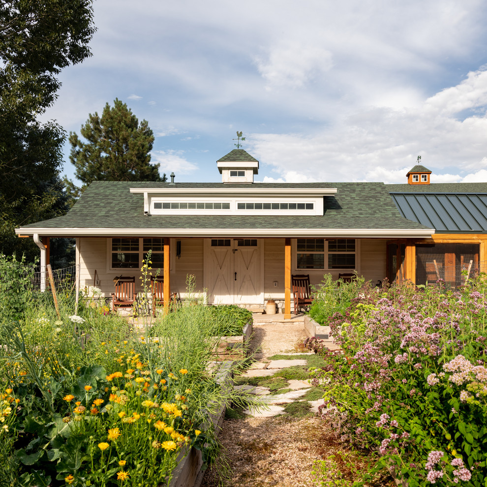 Стильный дизайн: летний огород на участке на заднем дворе в стиле кантри с покрытием из каменной брусчатки - последний тренд