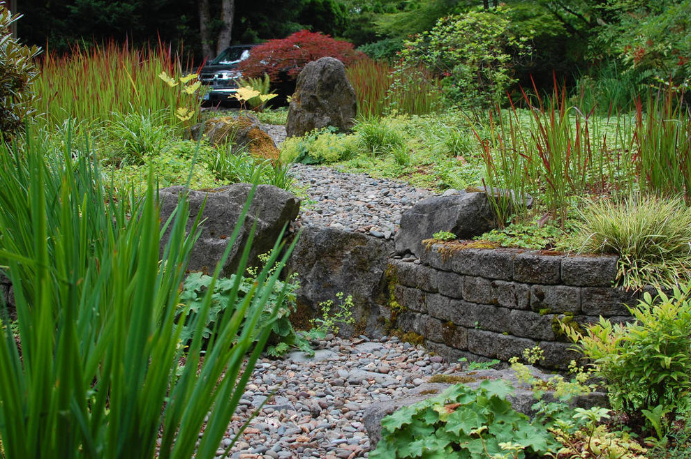 На фото: участок и сад среднего размера на внутреннем дворе в классическом стиле