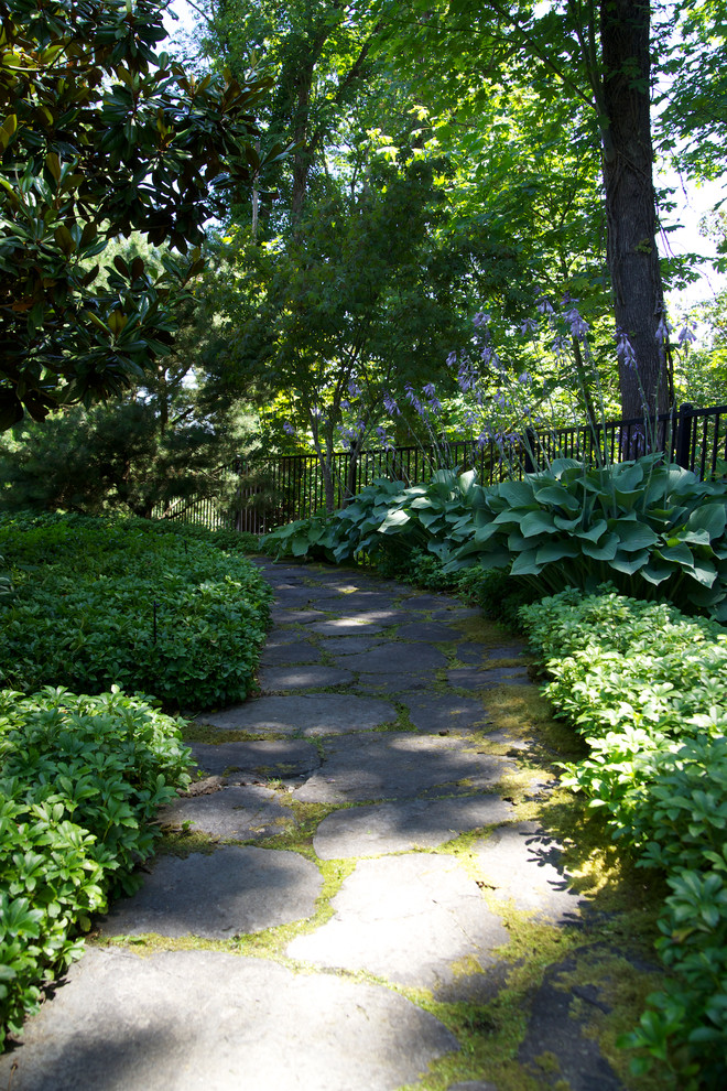 Пример оригинального дизайна: огромный тенистый регулярный сад на боковом дворе в средиземноморском стиле с садовой дорожкой или калиткой и покрытием из каменной брусчатки