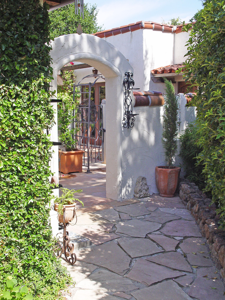 Immagine di un giardino xeriscape mediterraneo di medie dimensioni e in cortile con pavimentazioni in pietra naturale