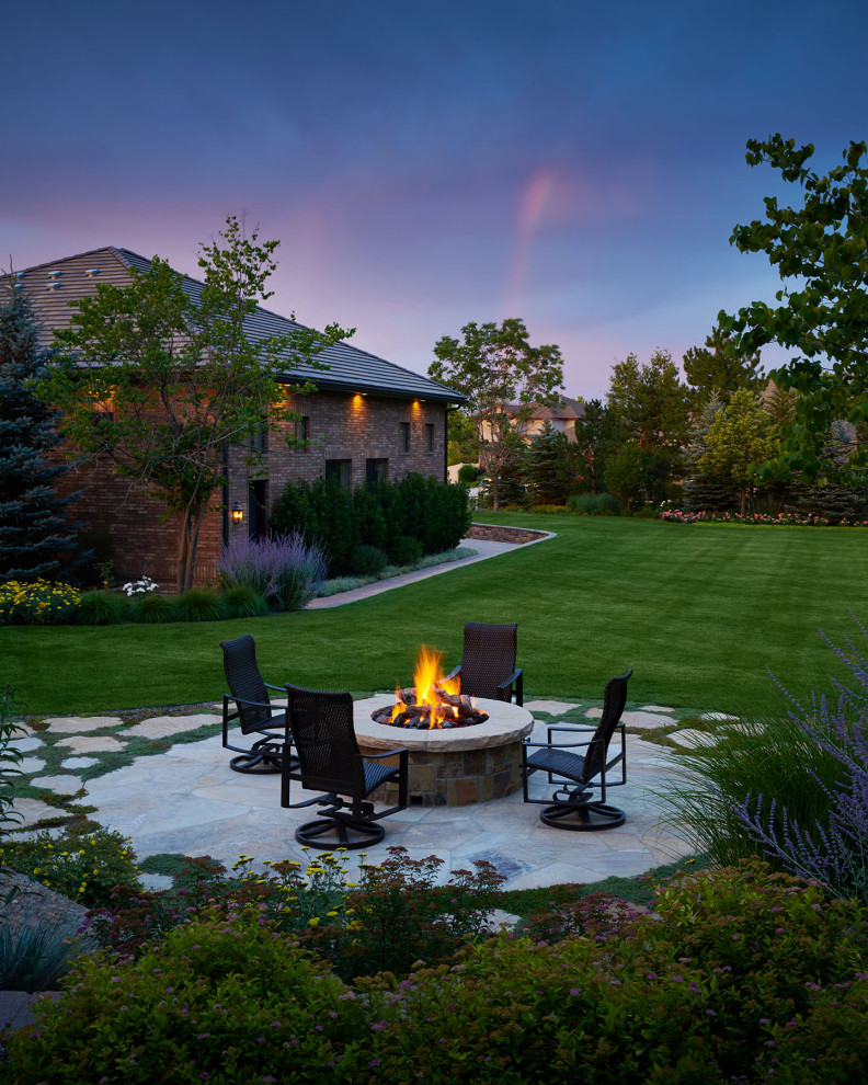 Geometrischer, Geräumiger, Halbschattiger Moderner Gartenkamin im Sommer, hinter dem Haus mit Natursteinplatten in Denver