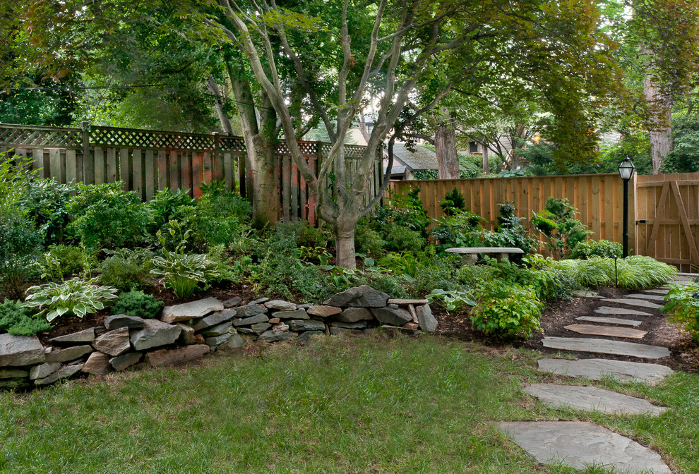 ワシントンD.C.にあるトラディショナルスタイルのおしゃれな庭 (庭への小道、日陰、天然石敷き) の写真
