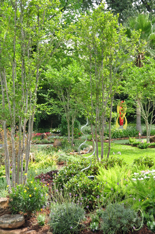 Immagine di un ampio giardino classico