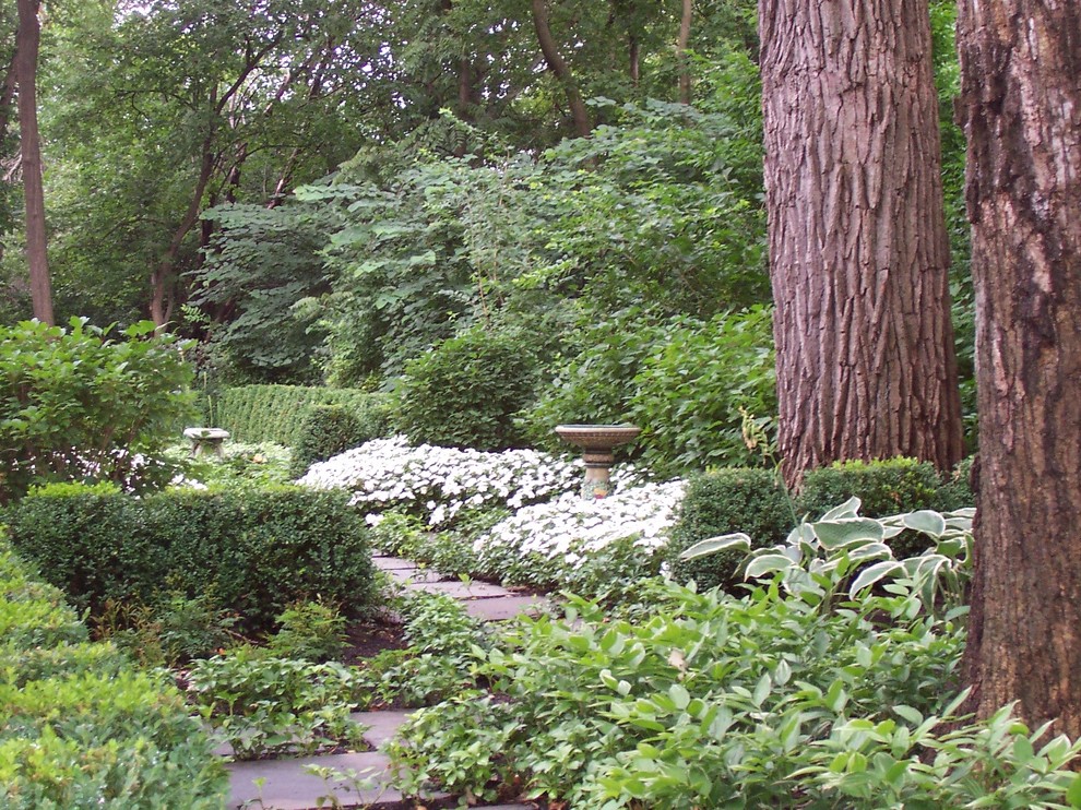Mittelgroßer, Schattiger Klassischer Gartenweg im Sommer, hinter dem Haus mit Natursteinplatten in Chicago