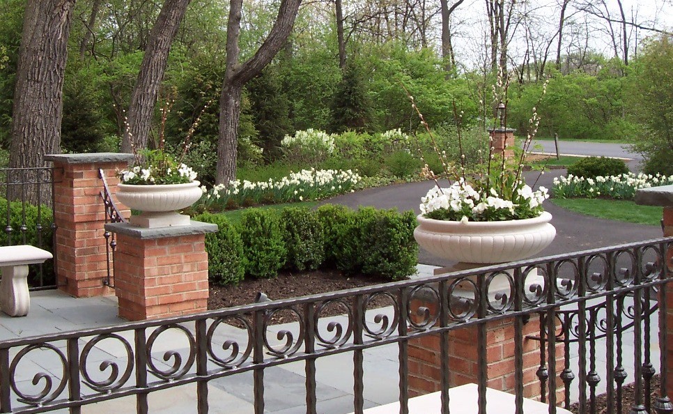 Пример оригинального дизайна: солнечный, весенний участок и сад среднего размера на переднем дворе в классическом стиле с подъездной дорогой, хорошей освещенностью и покрытием из каменной брусчатки