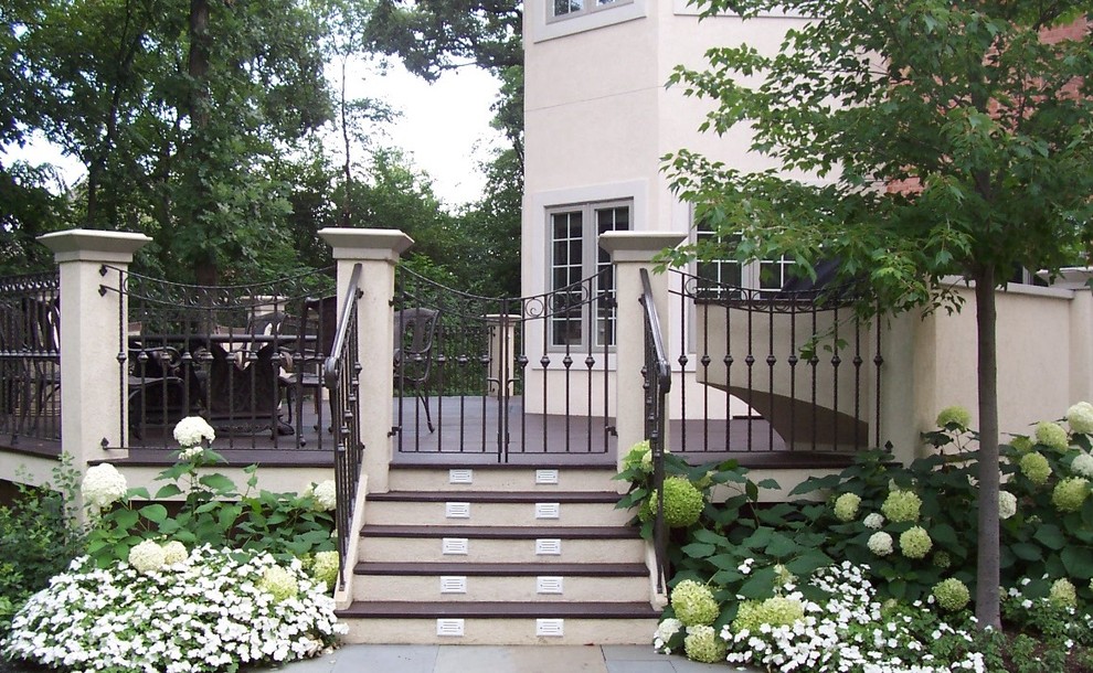 Idée de décoration pour un jardin arrière tradition de taille moyenne et l'été avec une exposition partiellement ombragée et une terrasse en bois.