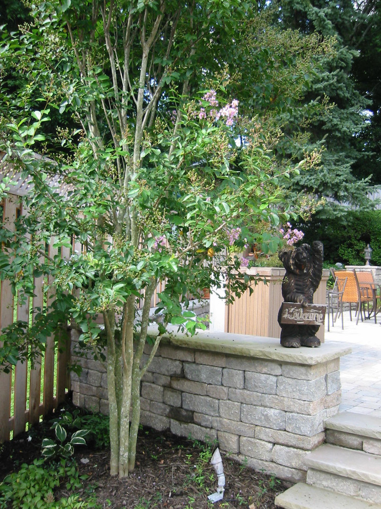 Idées déco pour un jardin arrière éclectique de taille moyenne et l'été avec une exposition partiellement ombragée et des pavés en brique.