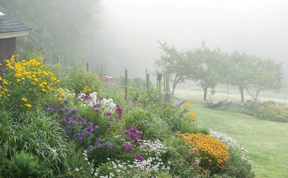 Photo of an expansive bohemian back garden in Burlington.