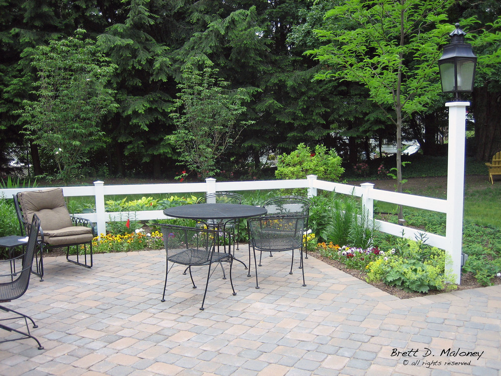 Стильный дизайн: большой солнечный, летний засухоустойчивый сад на заднем дворе в классическом стиле с садовой дорожкой или калиткой, хорошей освещенностью и мощением тротуарной плиткой - последний тренд