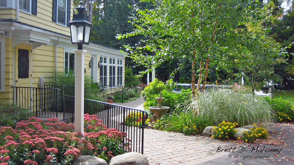 Immagine di un grande giardino xeriscape classico esposto in pieno sole dietro casa in estate con un ingresso o sentiero e pavimentazioni in cemento