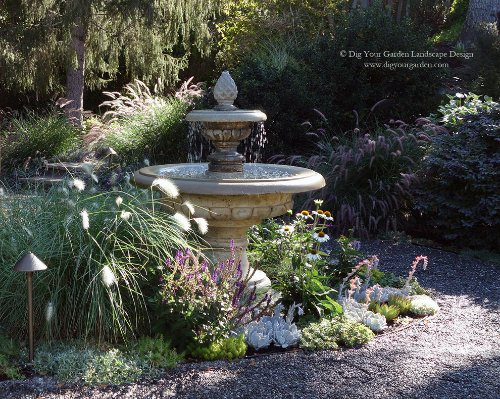 Свежая идея для дизайна: огромный участок и сад на заднем дворе в стиле неоклассика (современная классика) - отличное фото интерьера