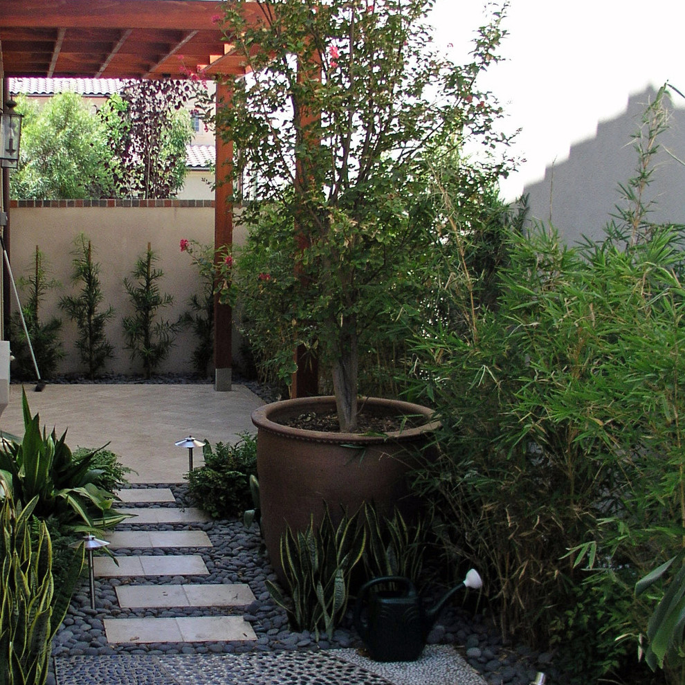 Immagine di un giardino minimal esposto a mezz'ombra di medie dimensioni e dietro casa con un ingresso o sentiero e ghiaia