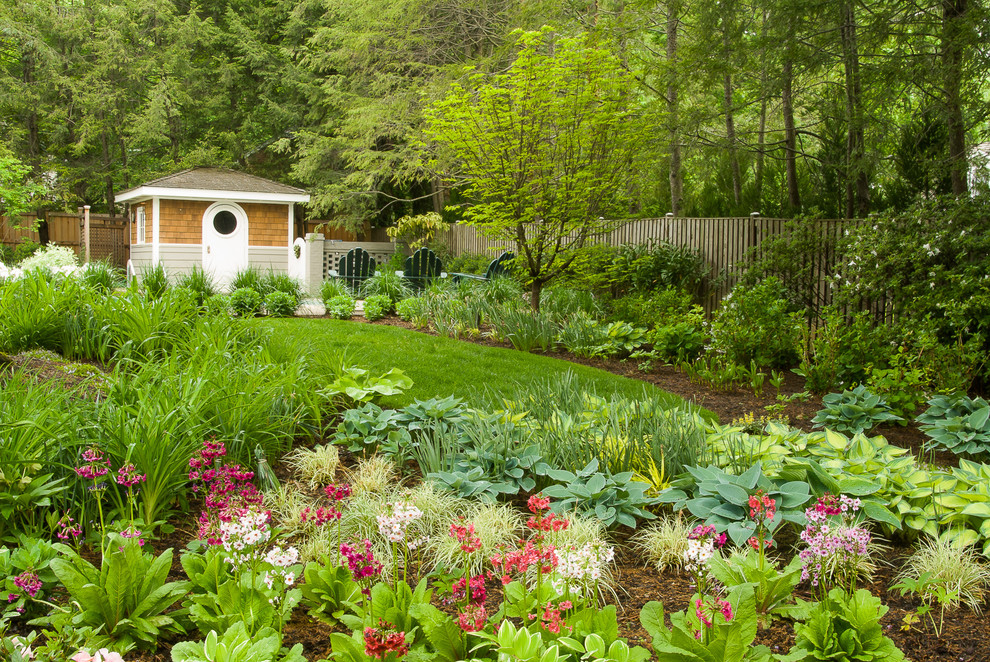 На фото: большой тенистый, весенний участок и сад на заднем дворе в современном стиле с садовой дорожкой или калиткой и покрытием из каменной брусчатки