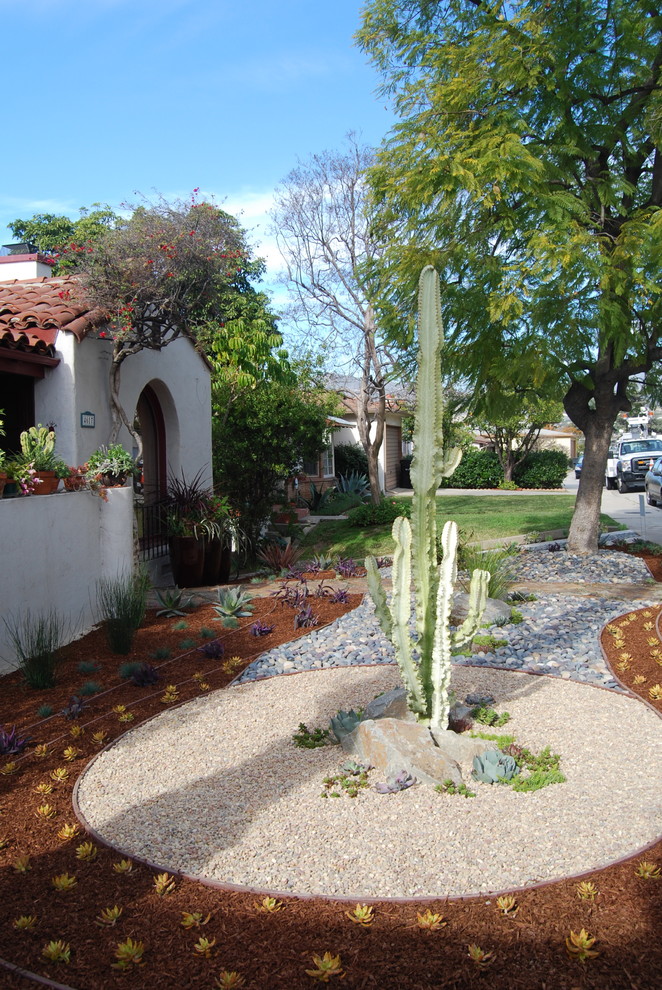 Свежая идея для дизайна: засухоустойчивый сад на переднем дворе в стиле фьюжн с полуденной тенью и покрытием из каменной брусчатки - отличное фото интерьера
