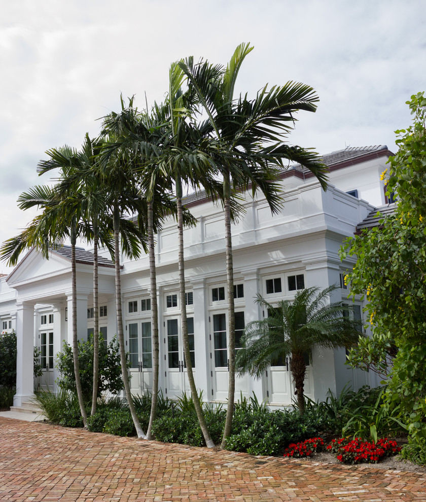 Esempio di un giardino tropicale in ombra di medie dimensioni e davanti casa con pavimentazioni in mattoni