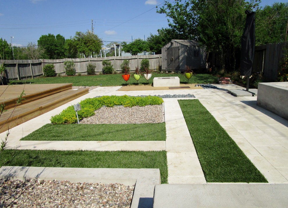 Mittelgroßer Moderner Garten hinter dem Haus mit direkter Sonneneinstrahlung, Natursteinplatten und Feuerstelle in Houston