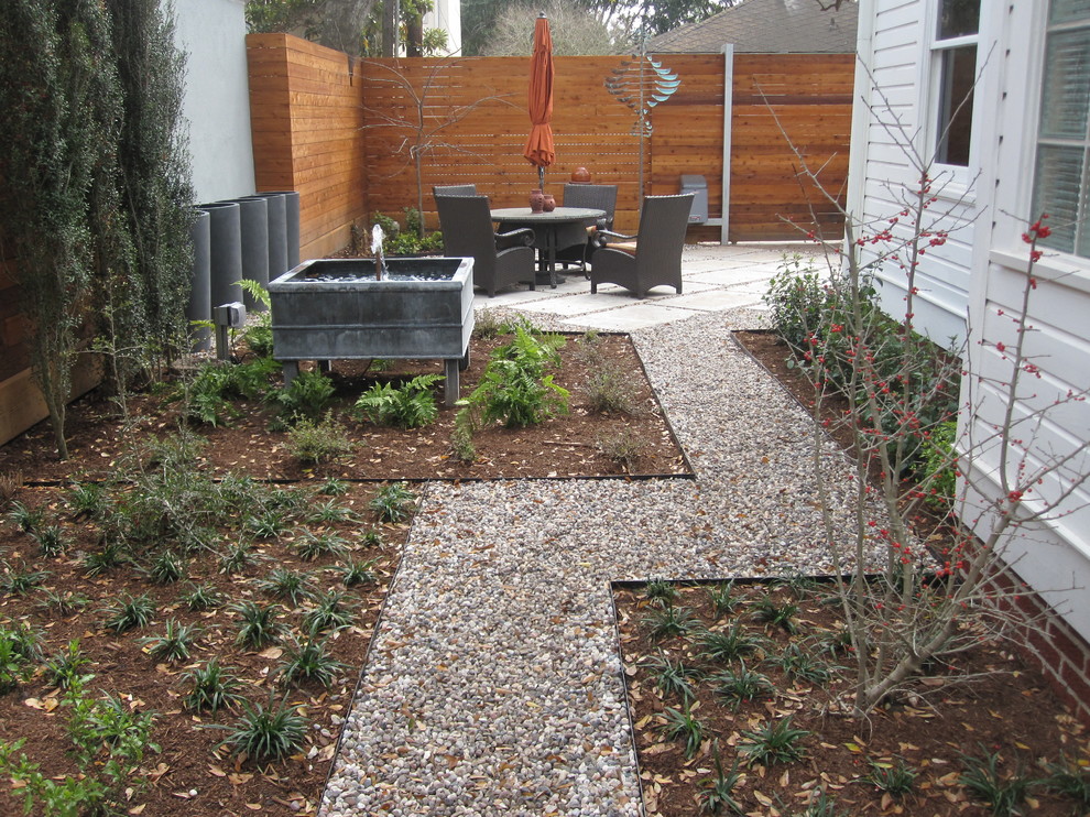 Идея дизайна: садовый фонтан среднего размера на заднем дворе в современном стиле с полуденной тенью и мощением тротуарной плиткой
