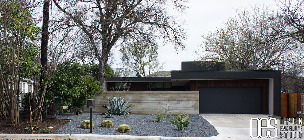 Design ideas for a mid-sized contemporary drought-tolerant and full sun front yard gravel landscaping in Austin for spring.