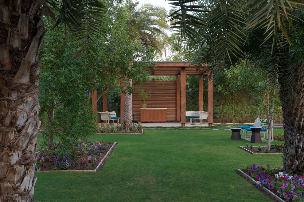 アフマダーバードにあるコンテンポラリースタイルのおしゃれな裏庭 (ゼリスケープ、日向) の写真