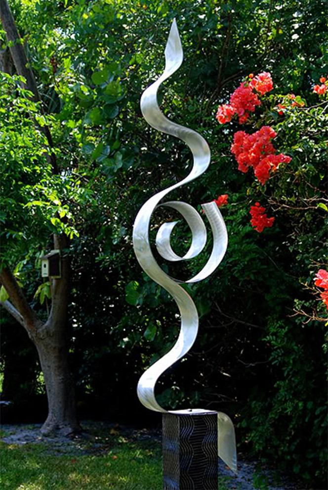 Photo of a modern garden in Miami with a garden path.