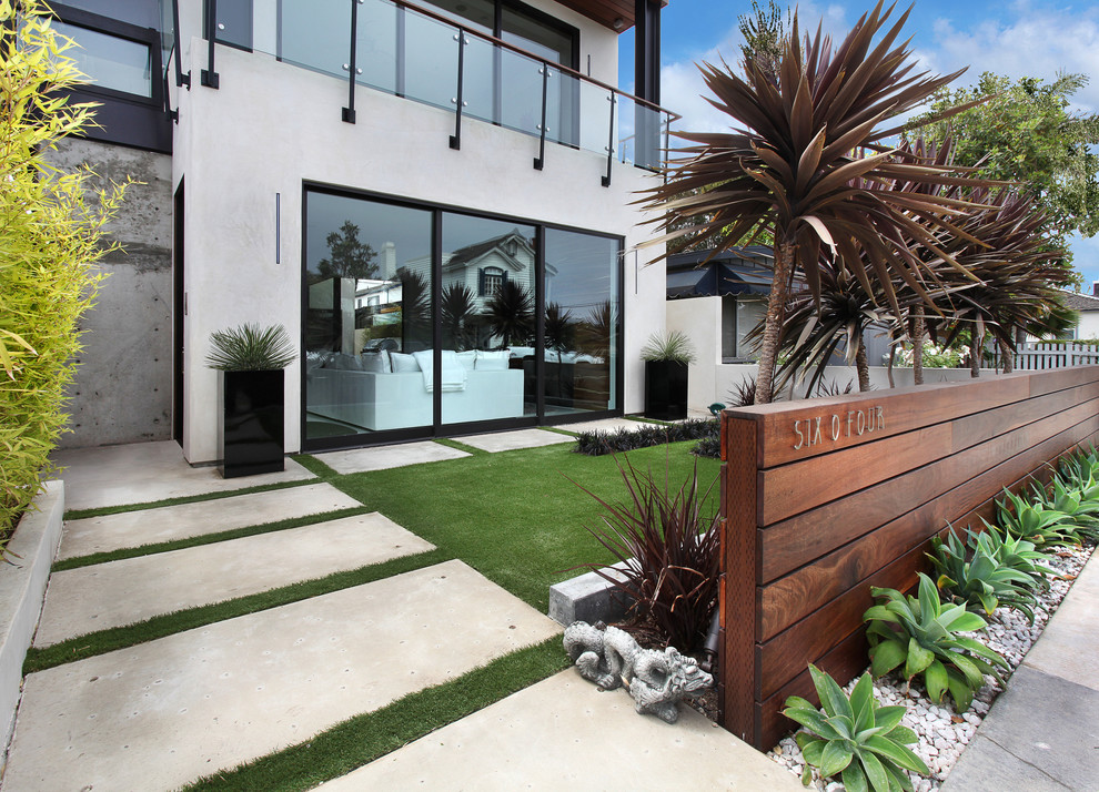 Contemporary front garden fence in Orange County.