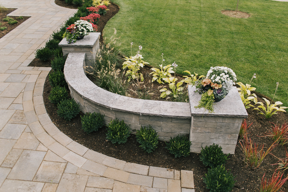 Geometrischer, Mittelgroßer Klassischer Garten im Sommer mit Betonboden und direkter Sonneneinstrahlung in Toronto