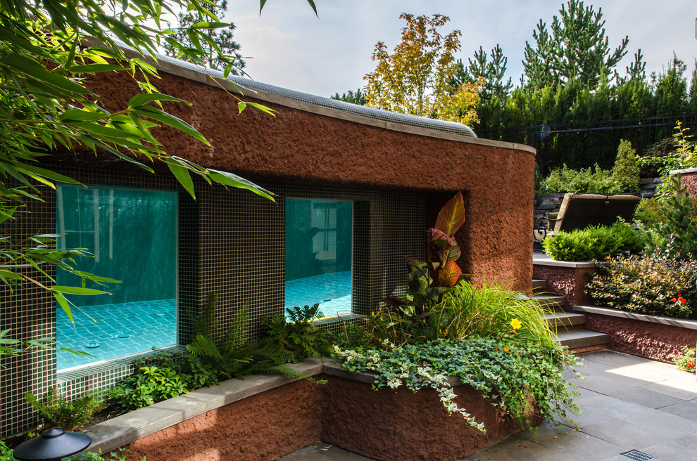 Modelo de jardín contemporáneo de tamaño medio en verano en patio trasero con exposición total al sol y adoquines de piedra natural