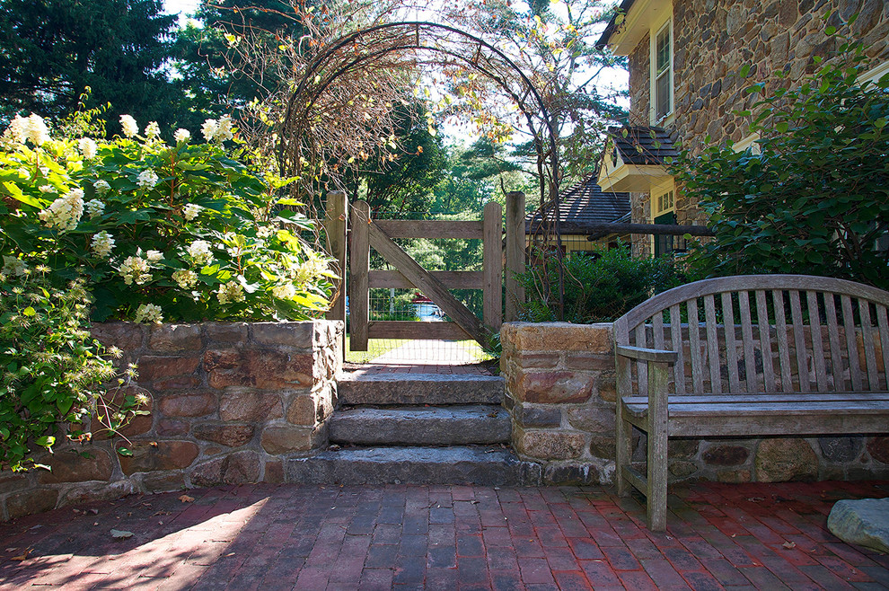 Klassischer Garten mit Pflastersteinen in Philadelphia