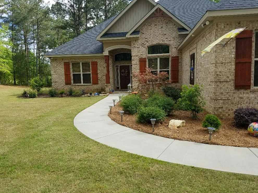This is an example of a large traditional front yard mulch landscaping in Atlanta.