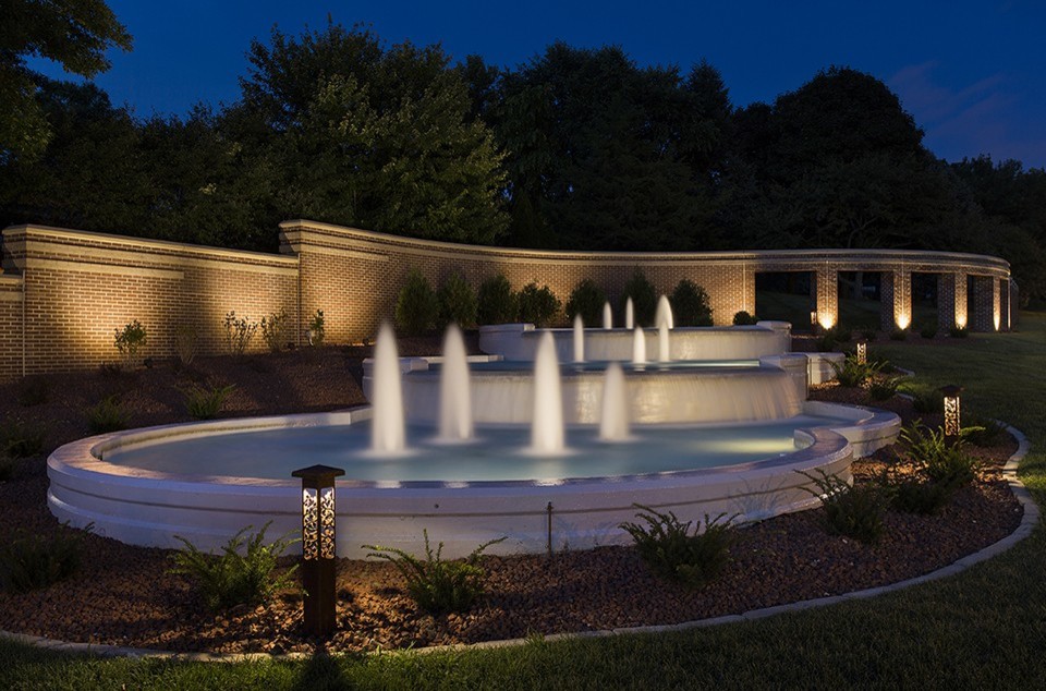 Idee per un grande giardino formale chic esposto in pieno sole dietro casa con fontane e pacciame