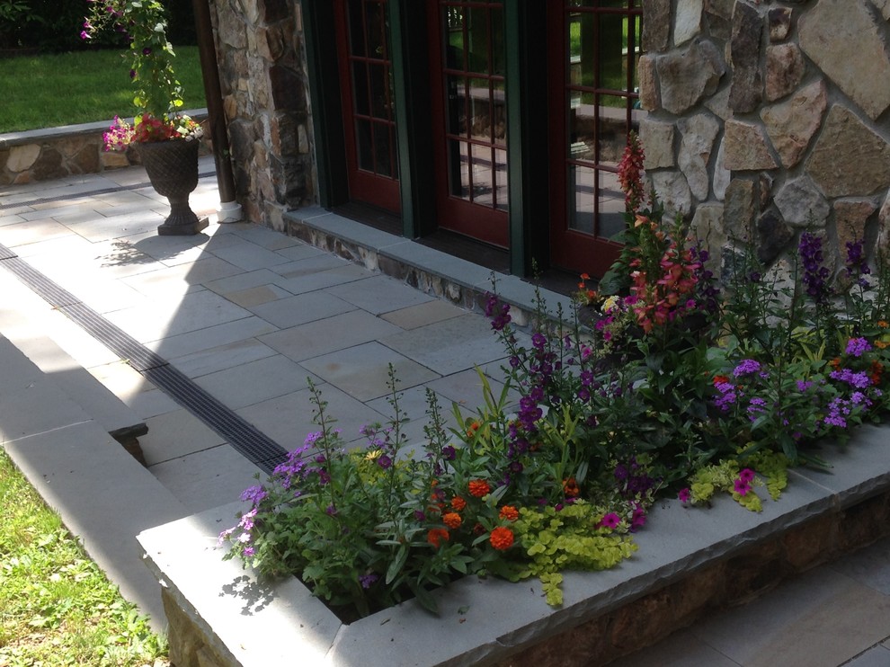 Cette photo montre un jardin en pots arrière montagne l'été avec des pavés en pierre naturelle.