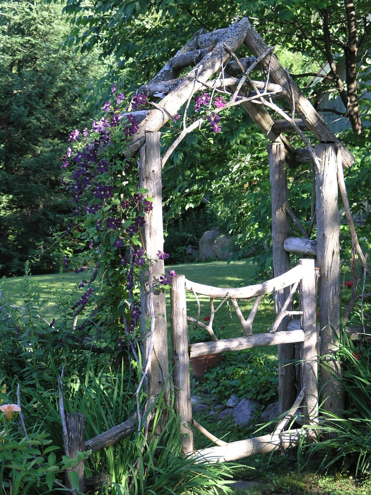 Inspiration for a shabby-chic style backyard landscaping in Burlington.