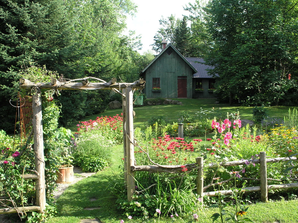 Modelo de jardín clásico en verano en patio delantero