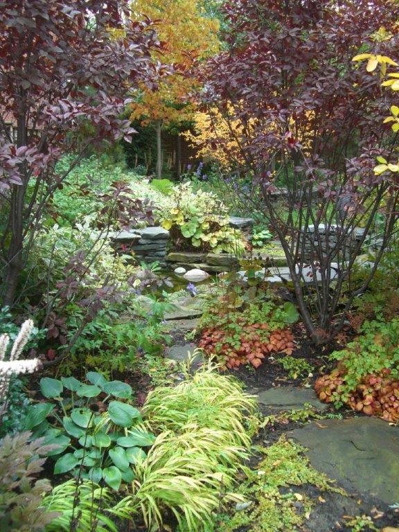 Inspiration pour un grand aménagement d'entrée ou allée de jardin latéral chalet l'automne avec une exposition ombragée et des pavés en pierre naturelle.