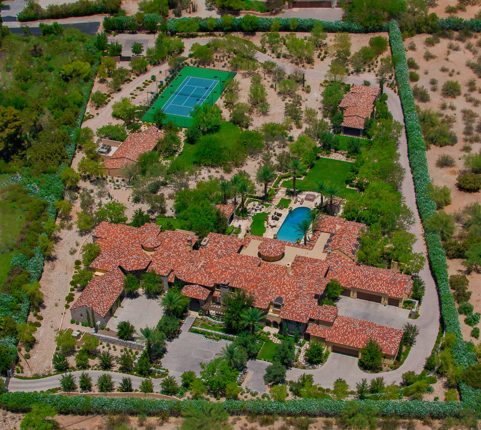Design ideas for a mediterranean roof full sun garden in Phoenix.