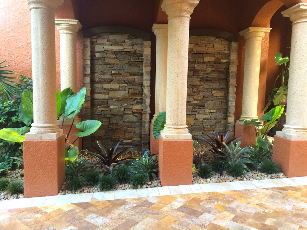 Источник вдохновения для домашнего уюта: большой садовый фонтан в средиземноморском стиле