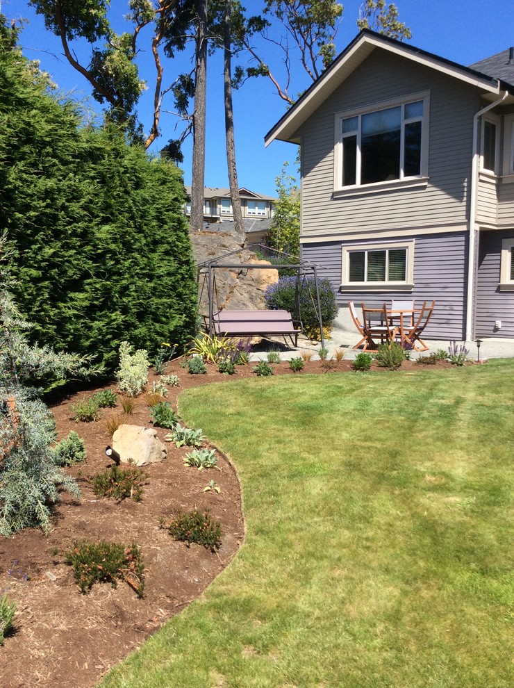 Immagine di un giardino minimal esposto in pieno sole di medie dimensioni e dietro casa con ghiaia
