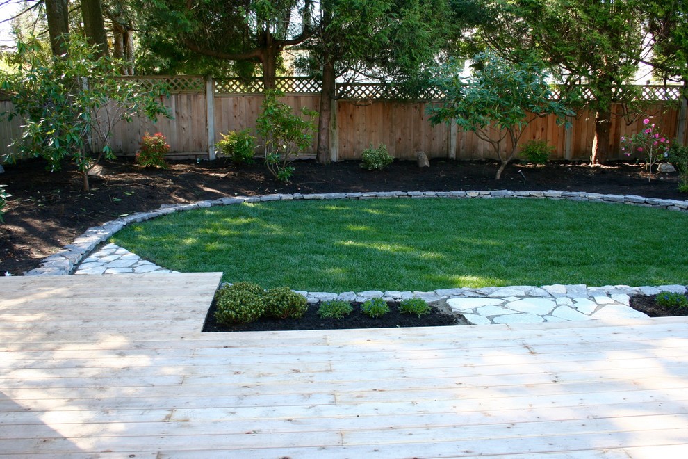 Diseño de jardín contemporáneo de tamaño medio en primavera en patio trasero con exposición parcial al sol, macetero elevado y adoquines de piedra natural