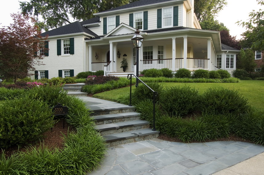 Inspiration for a medium sized classic front full sun garden for spring in DC Metro with natural stone paving.
