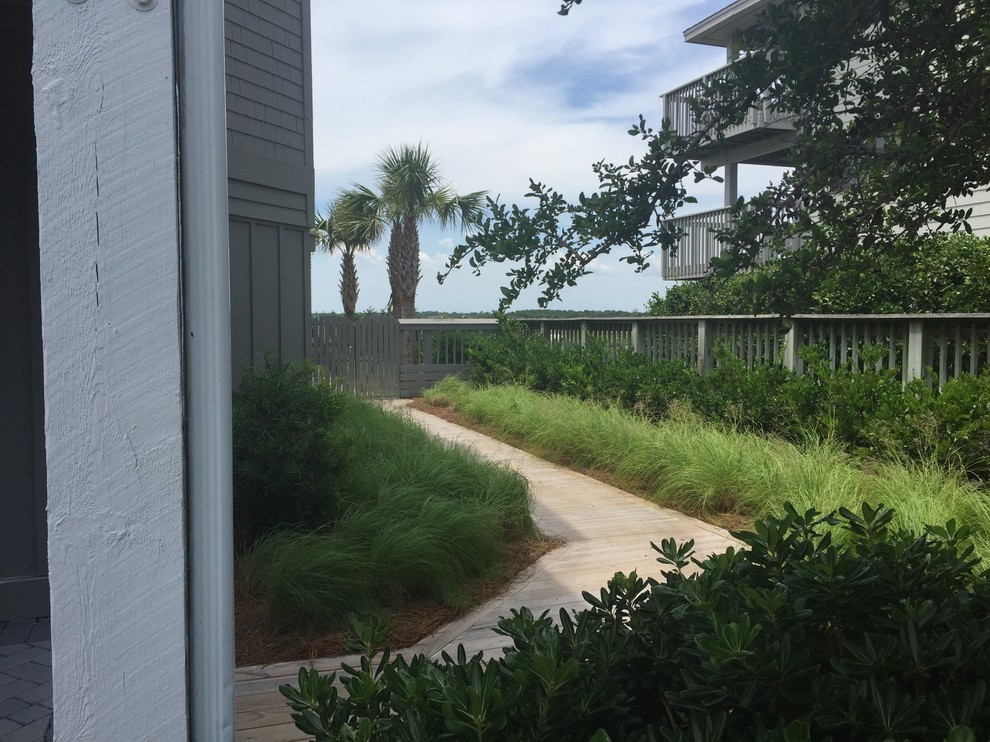 Свежая идея для дизайна: большой солнечный засухоустойчивый сад на боковом дворе в морском стиле с садовой дорожкой или калиткой, хорошей освещенностью и настилом - отличное фото интерьера