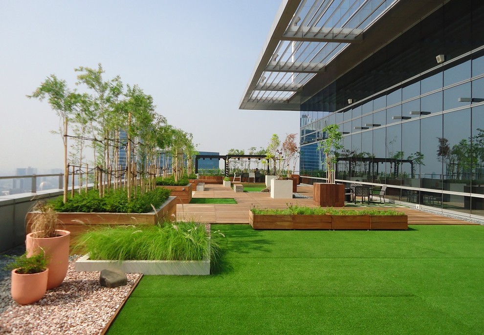 Idée de décoration pour un jardin sur toit minimaliste de taille moyenne avec une exposition ensoleillée et une terrasse en bois.