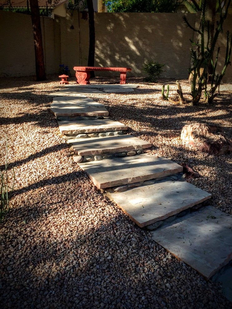 Idéer för att renovera en stor vintage bakgård i delvis sol som tål torka på våren, med naturstensplattor