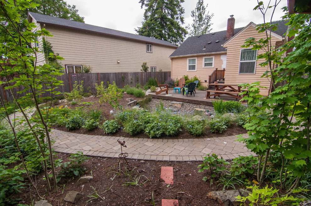 Kleiner, Halbschattiger Stilmix Gartenweg im Sommer, hinter dem Haus mit Natursteinplatten in Portland