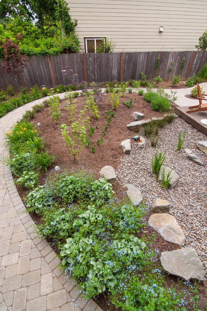 Idées déco pour un petit jardin arrière éclectique l'été avec des pavés en pierre naturelle et une exposition partiellement ombragée.